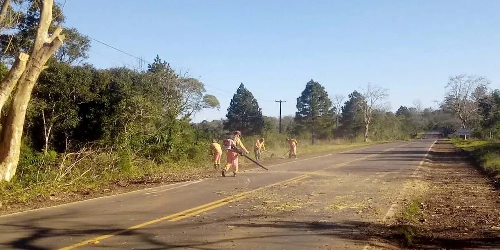 A conservação de faixa de domínio prevê a execução rotineira e contínua de serviços