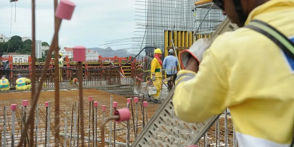 Hoje, a jornada de trabalho não pode ser superior a oito horas diárias e 44 horas semanais
