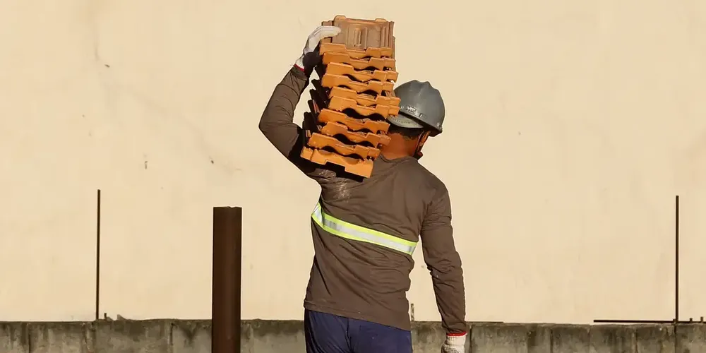 Renda do contrato intermitente foi menor que salário mínimo em 2023