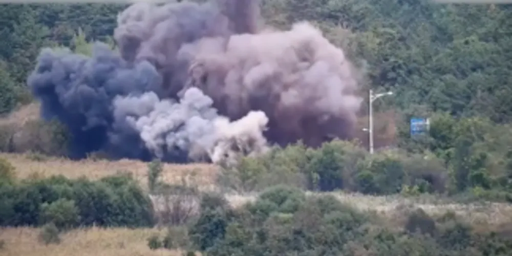 A Coreia do Norte explodiu partes de duas grandes estradas conectadas à parte sul da península nesta terça-feira (15)