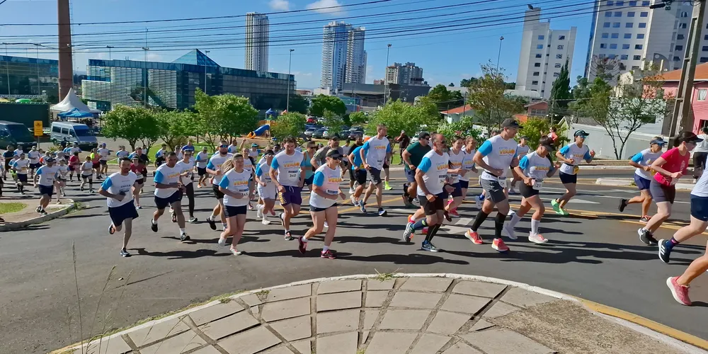 A Corrida Verão Sul, realizada na manhã do último domingo (24), reuniu atletas e entusiastas do esporte em Ponta Grossa
