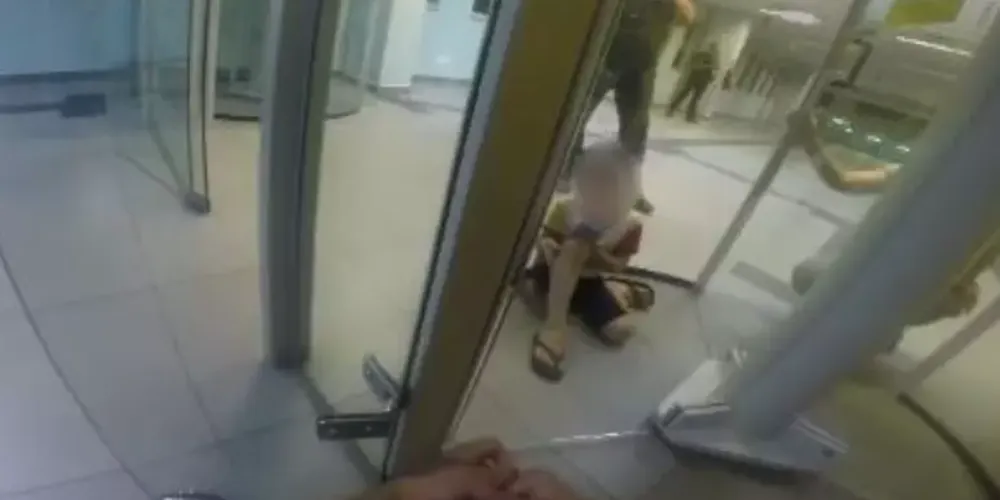 Após quase duas horas de resgate, o guarda parabeniza o menino pela coragem