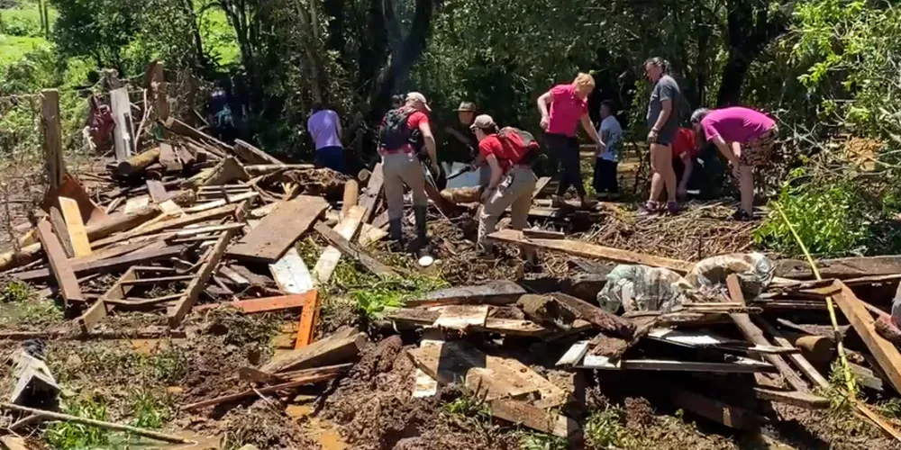 Ao todo, mais de 40 bombeiros participaram da força-tarefa, incluindo equipes do Grupo de Operações de Socorro Tático (GOST)