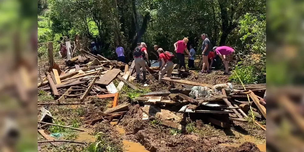 Ao todo, mais de 40 bombeiros participaram da força-tarefa, incluindo equipes do Grupo de Operações de Socorro Tático (GOST)