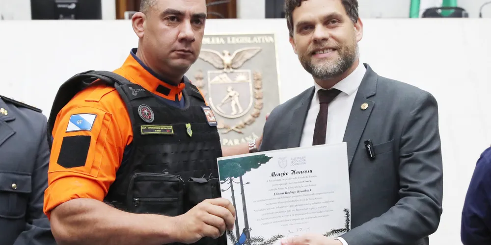 Deputado Goura (PDT) entrega homenagem à Defesa Civil de Ponta Grossa