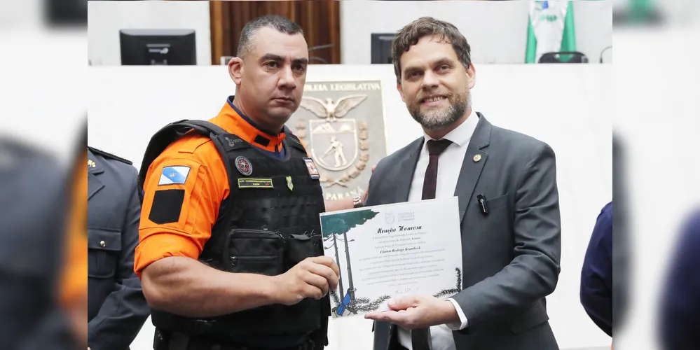 Deputado Goura (PDT) entrega homenagem à Defesa Civil de Ponta Grossa