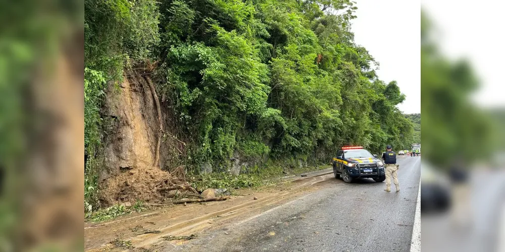 Bloqueio na BR-277 é feito após deslizamento de pedras em Morretes