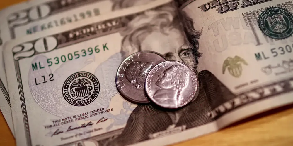 O dólar comercial encerrou esta segunda-feira (2) com alta de R$ 0,068 (+1,13%)