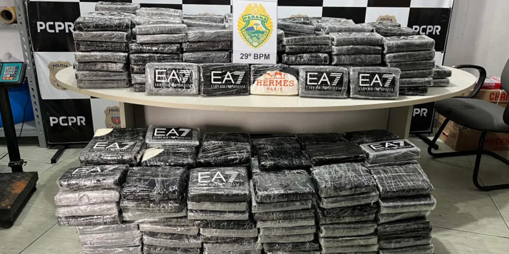 Ao localizarem o furgão, os policiais encontraram caixas com cocaína no bagageiro embaladas como se fossem materiais de grife