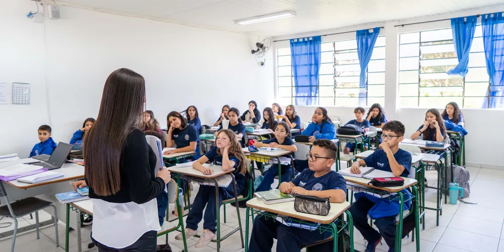 As vagas para os professores são de até 40 horas semanais e a remuneração pode chegar a R$ 6.158,04 (incluindo gratificação e vale-transporte)
