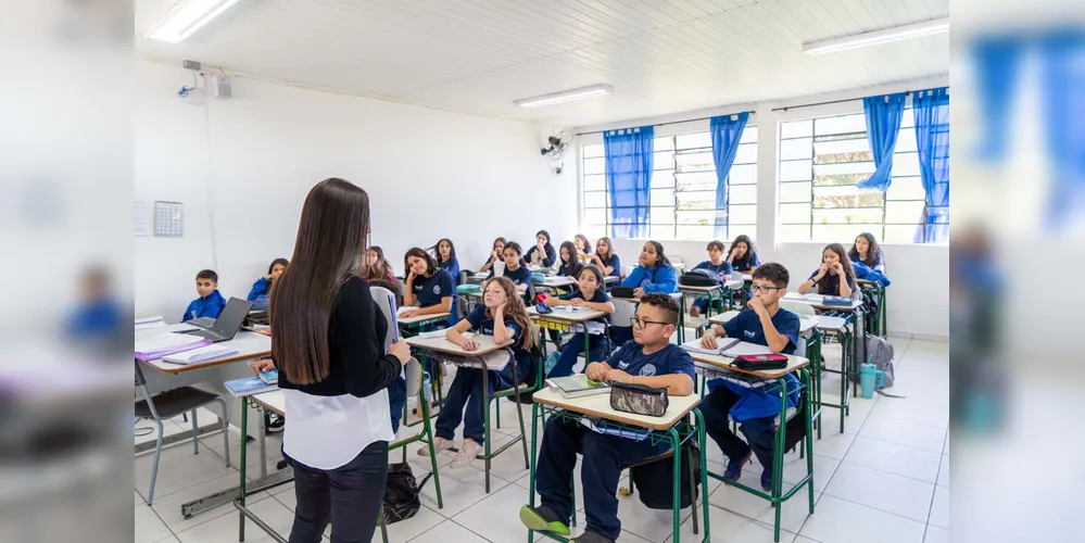 As vagas para os professores são de até 40 horas semanais e a remuneração pode chegar a R$ 6.158,04 (incluindo gratificação e vale-transporte)