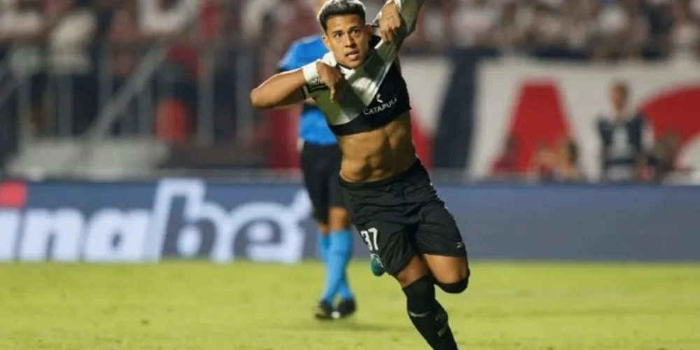 Matheus Martins comemora após converter um pênalti na vitória do Botafogo
