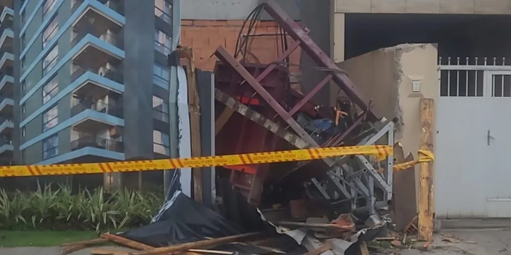 Umas das vítimas narrou aos bombeiros que antes de despencar, o elevador parou inesperadamente