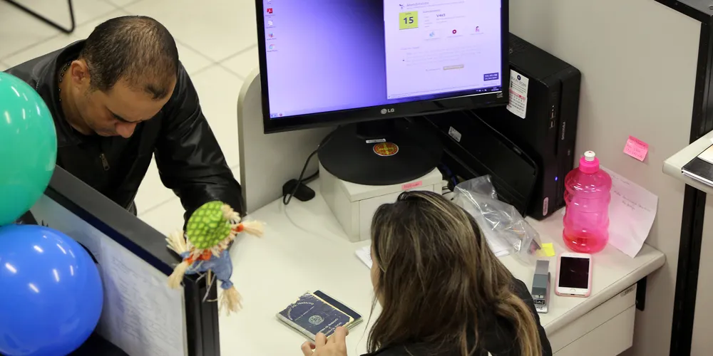 As Agências do Trabalhador do Paraná e postos avançados começam a primeira semana completa de novembro com a oferta de 19.766 vagas de emprego com carteira assinada no Estado