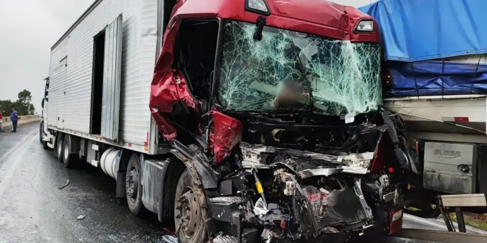 Imagem ilustrativa da imagem Engavetamento matou um motorista e deixou oito feridos; veja fotos