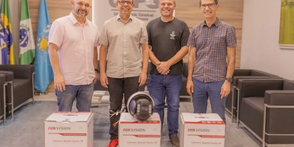 Receberam os equipamentos o reitor da UEPG, professor Miguel Sanches Neto, acompanhado do vice-reitor, Ivo Mottin Demiate, e do chefe de gabinete da reitoria, Rauli Gross Junior