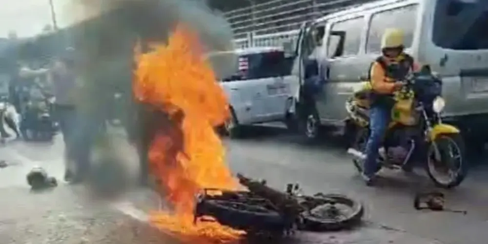 Motocicleta ocupada pelos dois estudantes de medicina pegou fogo após a colisão