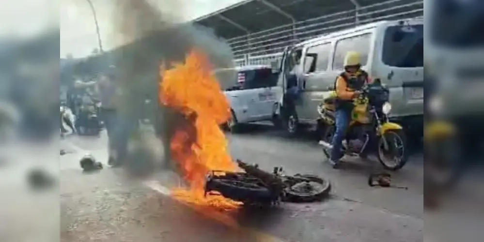 Motocicleta ocupada pelos dois estudantes de medicina pegou fogo após a colisão