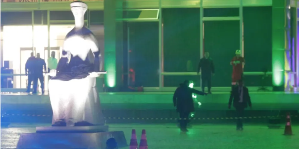 A Praça dos Três Poderes, em Brasília, foi palco de cenas de horror na noite dessa quarta-feira (13)