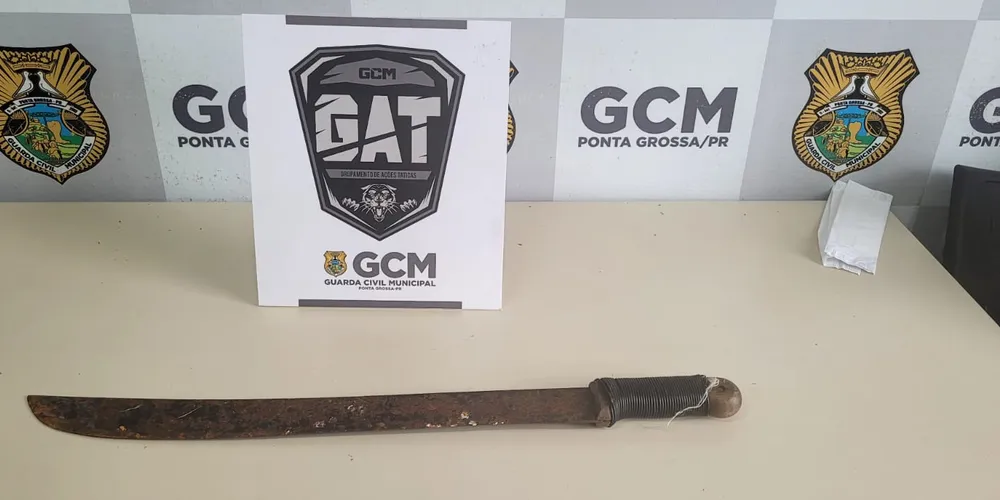 No carro do suspeito a equipe encontrou um facão