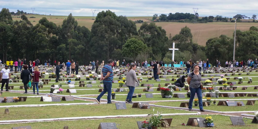 Quem for aos cemitérios poderá participar de missas pela Diocese.
