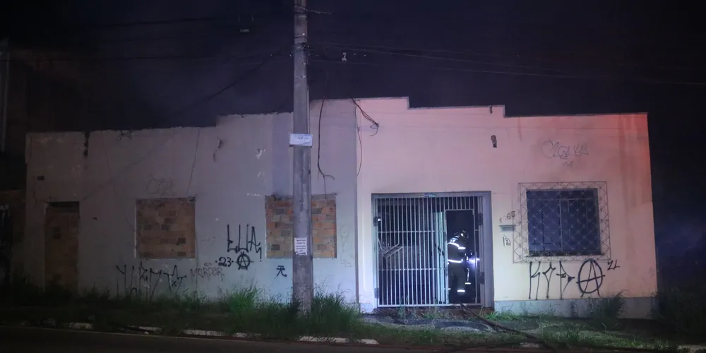 Incêndio em imóvel abandonado mobiliza bombeiros em Olarias