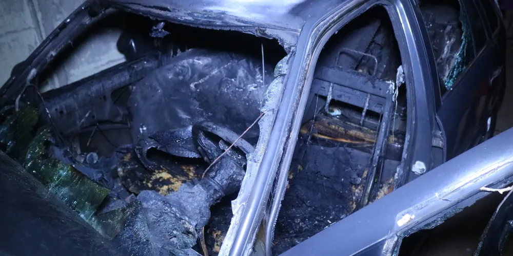Incêndio em veículo foi registrado na noite dessa terça-feira (24)
