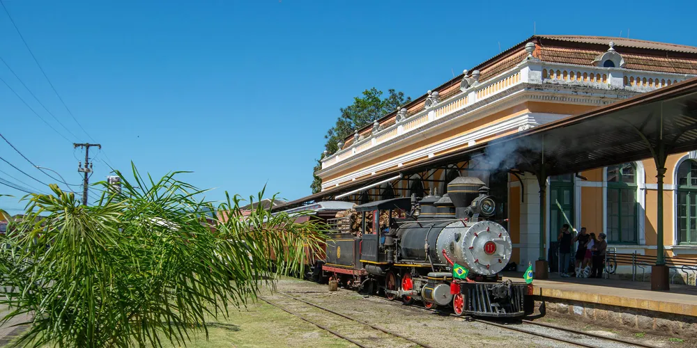 Por meio do trajeto Morretes–Antonina, os passageiros aproveitam uma experiência a bordo de uma Maria Fumaça com mais de 100 anos, a mais antiga em funcionamento regular no País