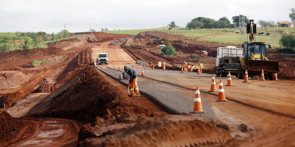 Obras na estrada boiadeira na região de Umuarama, noroeste do Paraná.