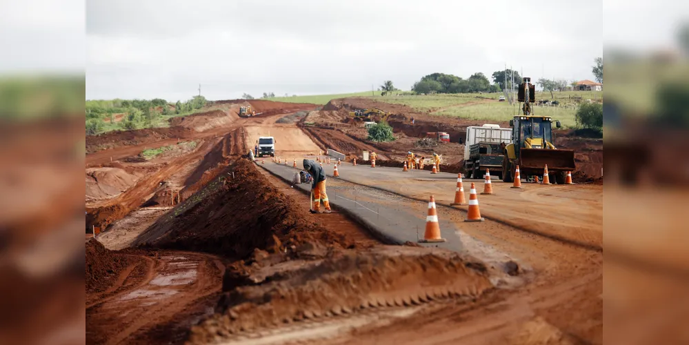 Obras na estrada boiadeira na região de Umuarama, noroeste do Paraná.