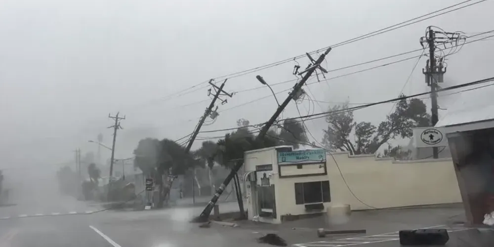 Furacão deixa rastro de destruição na Flórida