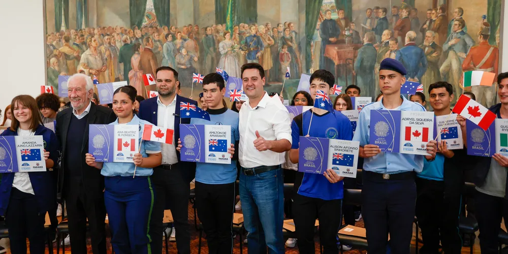 Governador Carlos Massa Ratinho Junior recebeu  alunos do Ganhando o Mundo