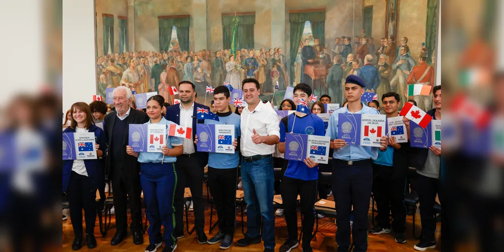 Governador Carlos Massa Ratinho Junior recebeu  alunos do Ganhando o Mundo