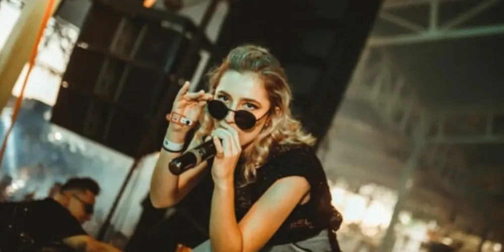 A artista interpretou a canção "Fogão de Lenha" ao lado do pai do cantor