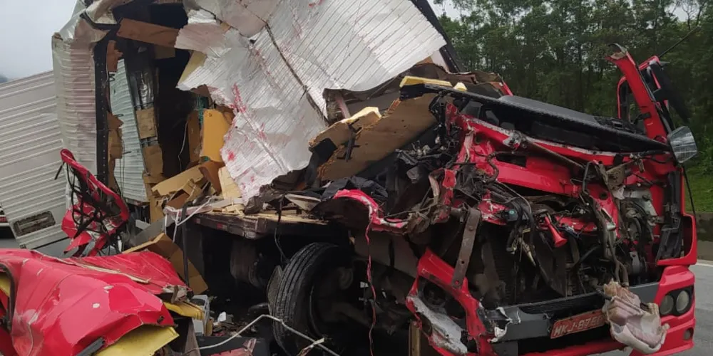 Caminhões colidiram na BR-376 em Guaratuba