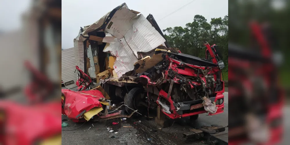 Caminhões colidiram na BR-376 em Guaratuba