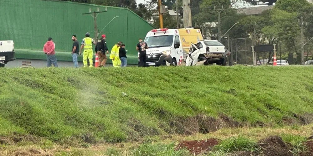 Colisão envolveu um carro e um caminhão