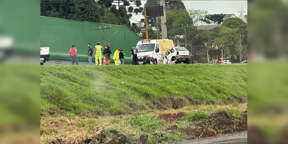 Colisão envolveu um carro e um caminhão