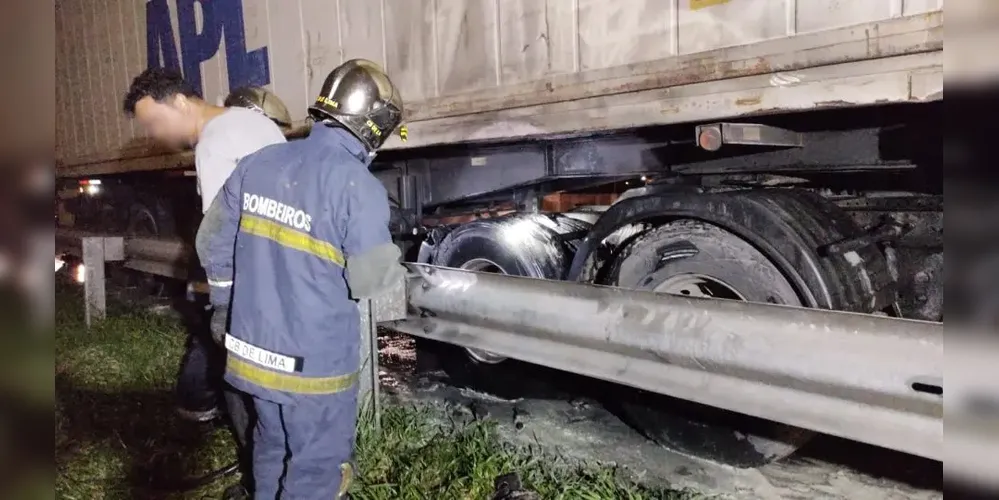 Após a chegada do Corpo de Bombeiros, foi feito o rescaldo do incêndio