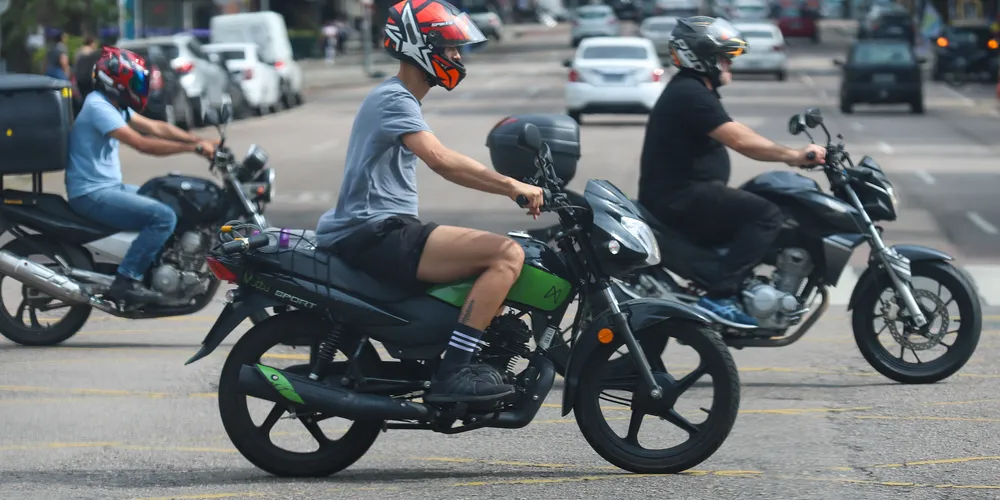 Além das motos de até 170 cilindradas, o projeto de lei também deixa de cobrar o imposto de ônibus, micro-ônibus e caminhões movidos exclusivamente a gás natural