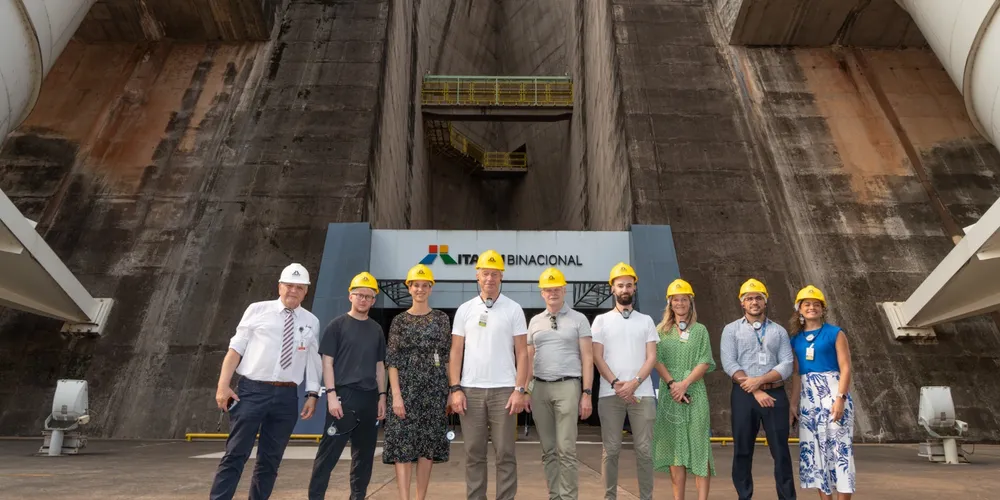 Acompanhado de uma comitiva formada por representantes do governo norueguês e diplomatas, Aasland foi recebido pelo diretor-geral brasileiro de Itaipu, Enio Verri