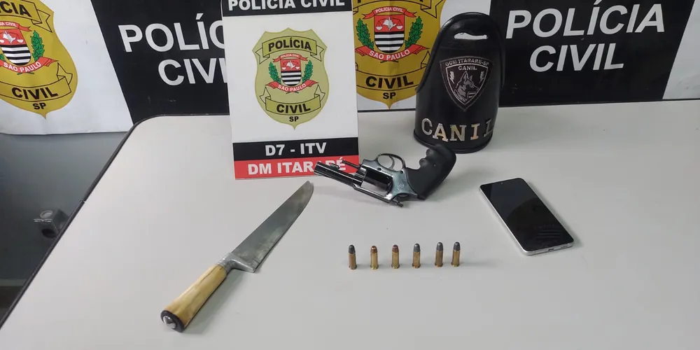 Arma de fogo usada no crime foi apreendida com outros objetos