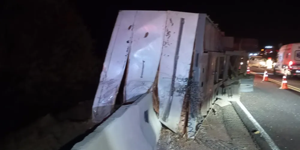 O tombamento envolveu o caminhão trator Iveco Strallis e o reboque Randon