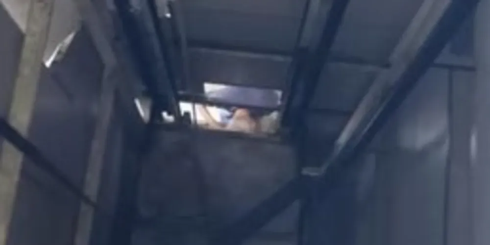 o elevador caiu de uma altura de cerca de três metros
