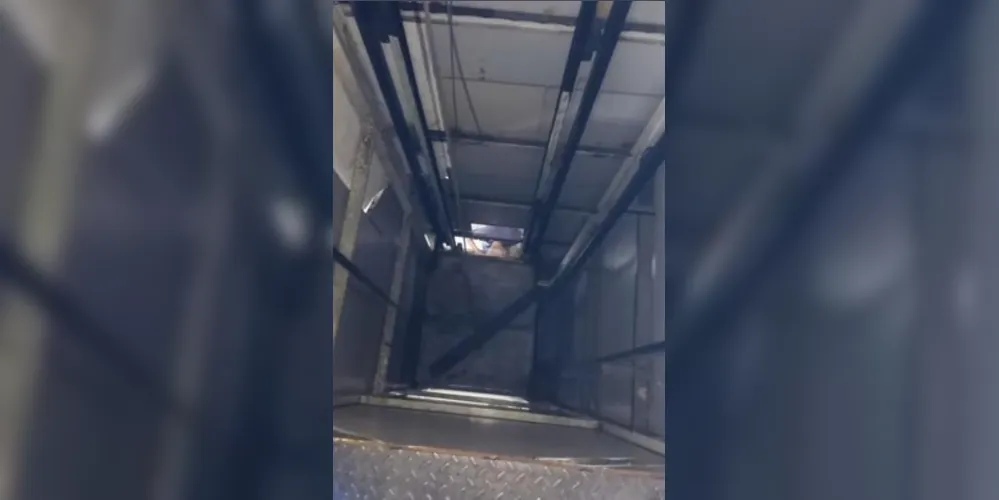 o elevador caiu de uma altura de cerca de três metros