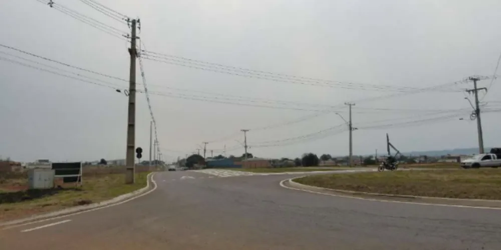 Vista da rotatória e das vias de interseção em frente aos empreendimentos