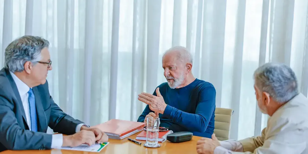 Pelas redes sociais, o presidente divulgou uma foto da reunião com Padilha e o assessor especial da Presidência, Celso Amorim