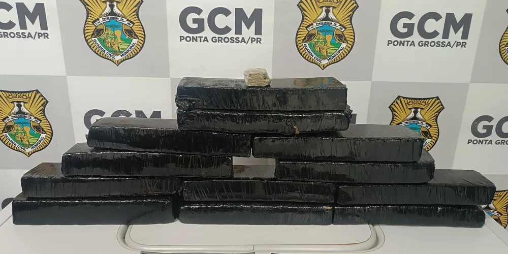 Em revista veicular teria sido localizado em cima do banco traseiro um saco de lixo com 10 quilos de maconha