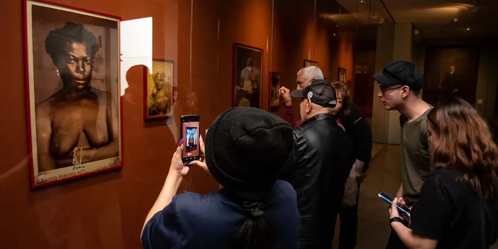 Museu Paranaense (MUPA) - Em novembro, Mês da Consciência Negra, o Museu Paranaense (MUPA) celebra a cultura afro-brasileira e evidencia as resistências contra a discriminação racial, preparando um circuito especial de visitas guiadas chamado “Deste lugar de onde vejo”, criando novos diálogos entre as exposições em cartaz