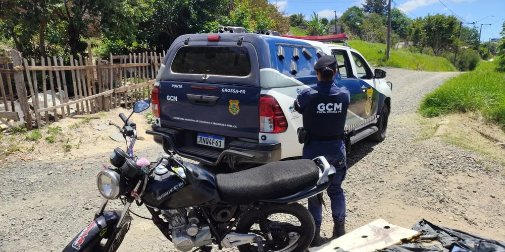 Equipe realizava patrulhamento quando visualizou um homem na motocicleta, em Uvaranas
